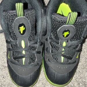 Nike Kids Black and Lime Sneakers